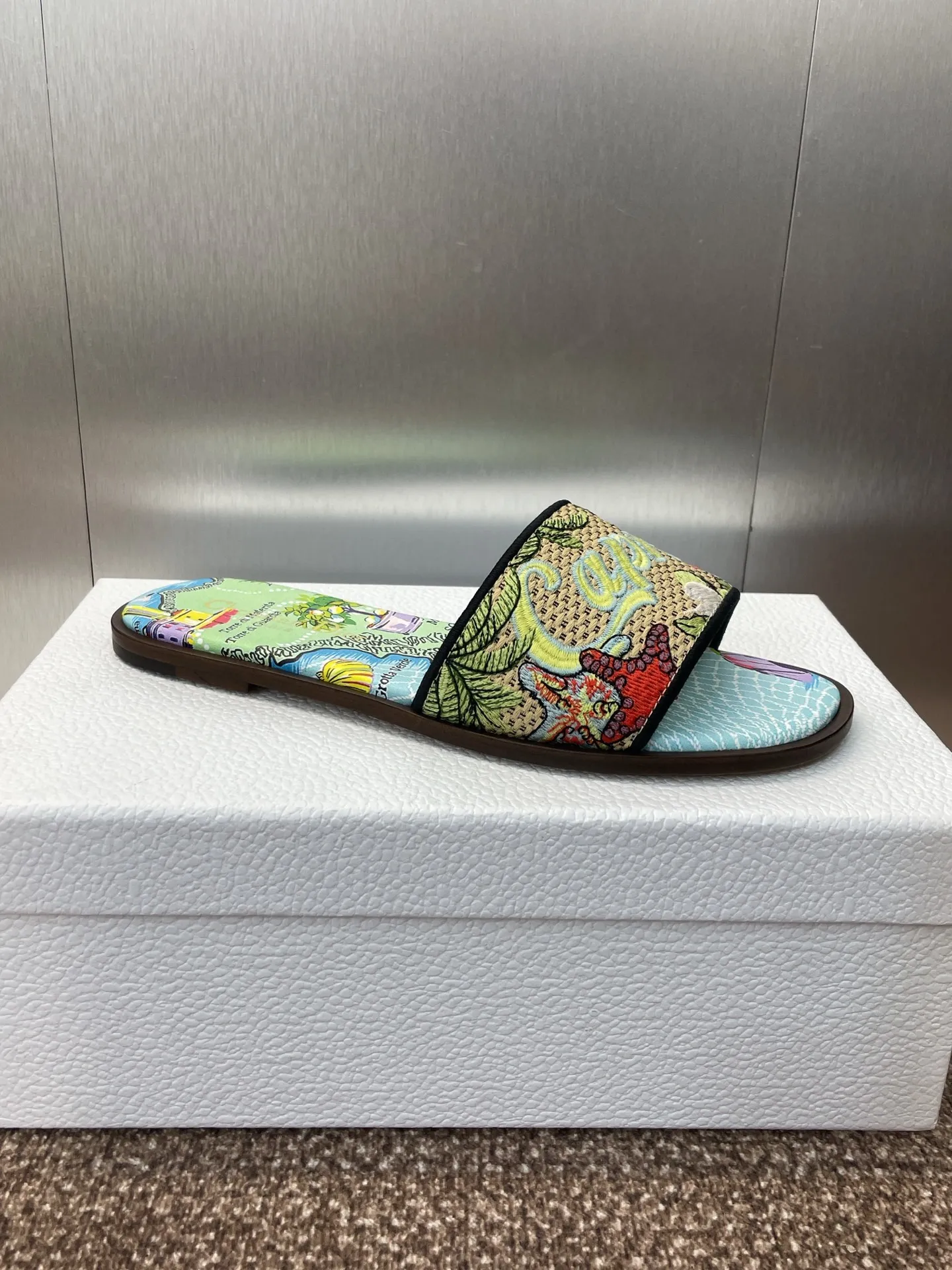 👟👟Ex-factory price 500👟👟 Dior 2025 spring and summer new style DWAY flat flip flops jelly color women's shoes CD letter logo three-dimensional embroidery round toe open toe color block sandals Material: upper imported raffia electric embroidery high temperature water-soluble cotton technical fabric + water-dyed sheepskin lining + Italian thickened leather outsole size: 34-42 (34.40.41.42. Customized, non-refundable and non-exchangeable)